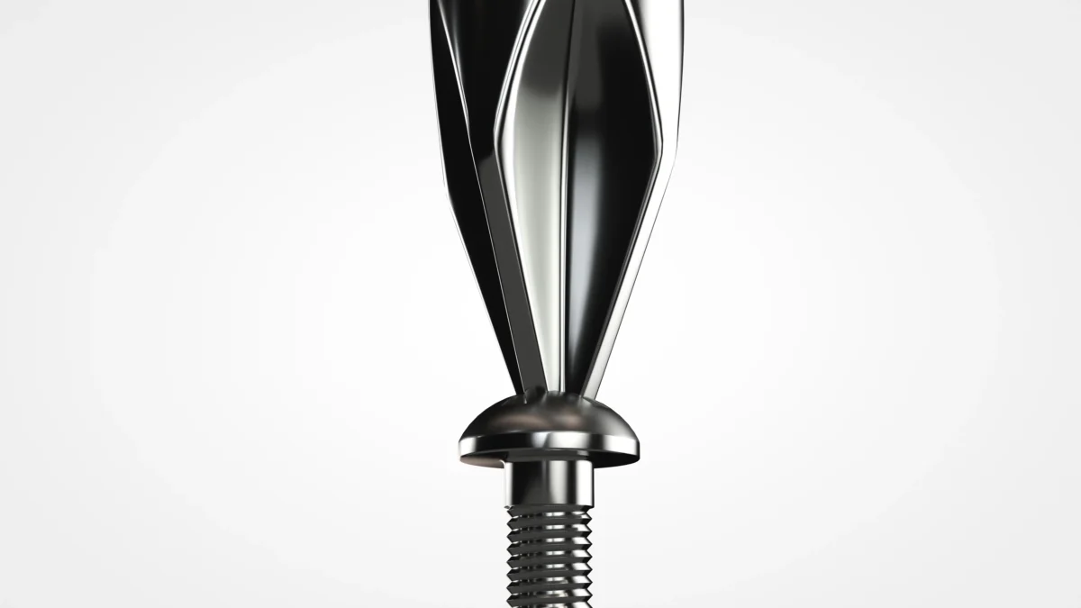 Close-up de uma chave de fenda apertando um parafuso metálico com acabamento cromado